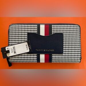 NWT Tommy Hilfiger Zip Around Wallet